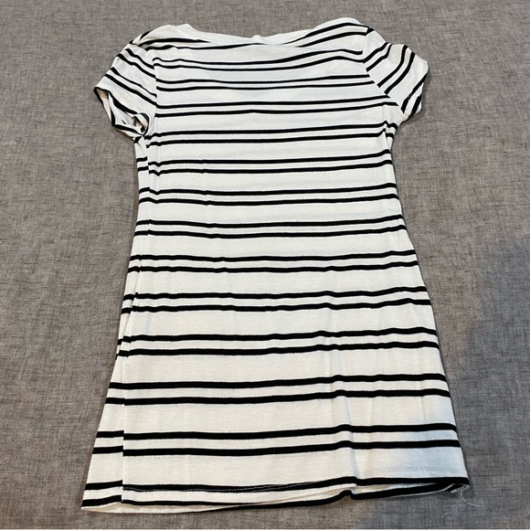 Heart & Hips Striped Short Sleeve V-Neck Basic Tee Size Large - Picture 4 of 8